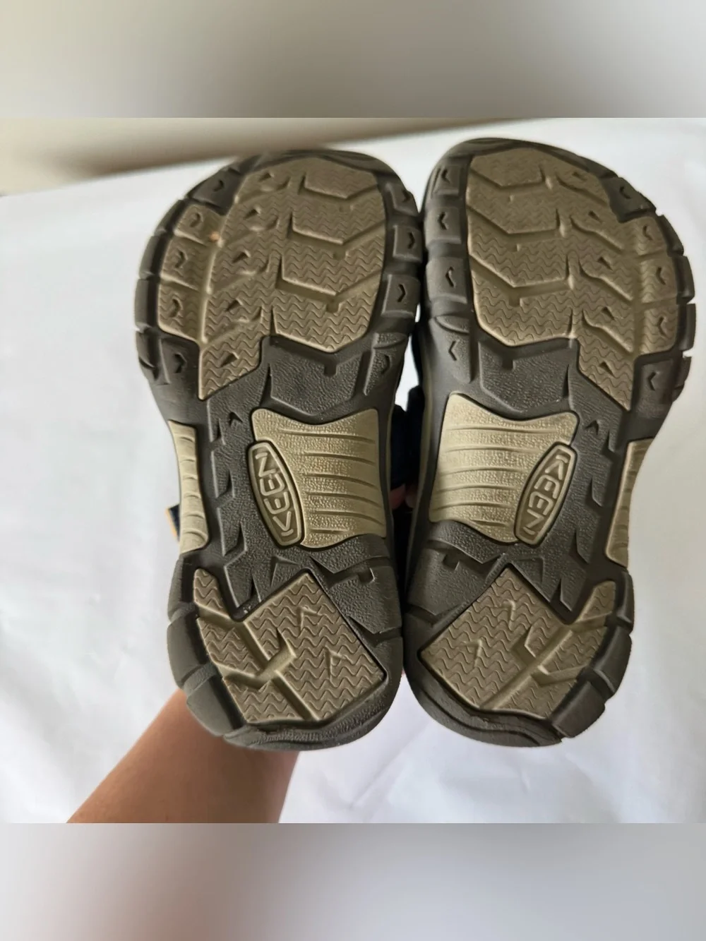 KEEN Size 4 Big Boys Blue Sandals
